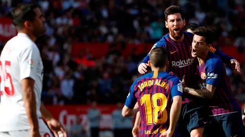 Leo Messi celebra un gol con Philippe Coutinho y Jordi Alba frente al Sevilla Leo Messi celebra un gol con Philippe Coutinho y Jordi Alba frente al Sevilla