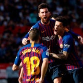 Leo Messi celebra un gol con Philippe Coutinho y Jordi Alba frente al Sevilla