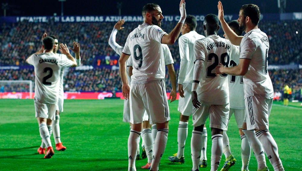 El Real Madrid celebra un gol ante al Levante