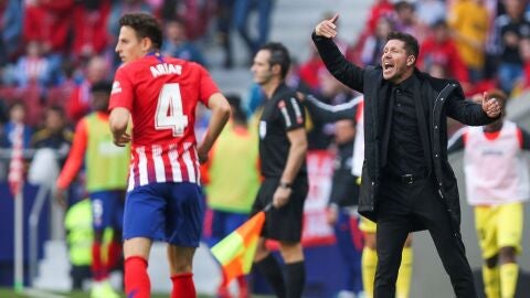 Simeone da instrucciones a sus jugadores en la banda del Metropolitano