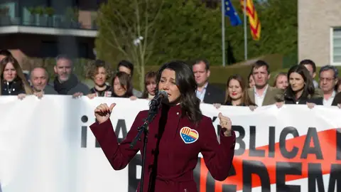 Noticias fin de semana (24-02-19) Arrimadas, frente a la casa de Puigdemont: "Es una falacia que ésta sea la sede de la República independiente" Noticias fin de semana (24-02-19) Arrimadas, frente a la casa de Puigdemont: "Es una falacia que ésta sea la sede de la República independiente"