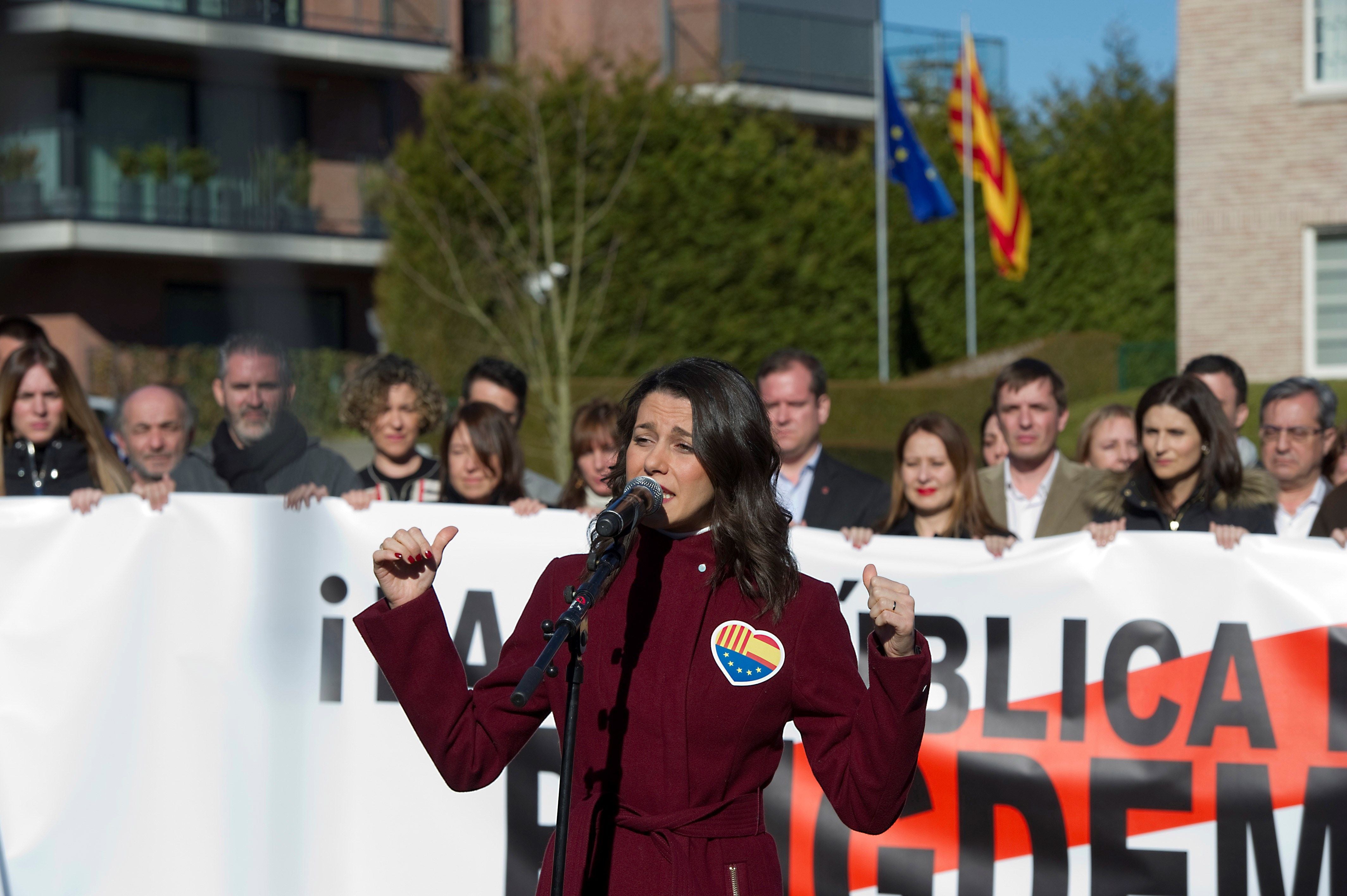 Arrimadas: "No hay un solo rincón de Europa donde el separatismo nos diga que no podemos ir" Arrimadas: "No hay un solo rincón de Europa donde el separatismo nos diga que no podemos ir"