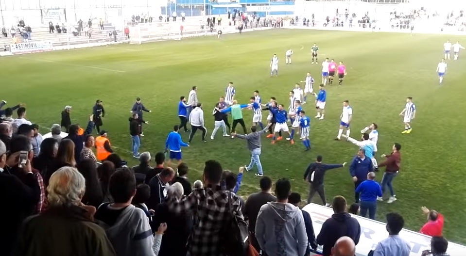 Ultras del Xerez agreden a dos jugadores del Écija tras un partido de tercera división Ultras del Xerez agreden a dos jugadores del Écija tras un partido de tercera división