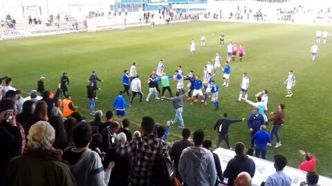 Momento de la agresi&oacute;n en el estadio de San Pablo