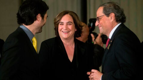 Quim Torra, Ada Colau y Jordi Puigner&oacute; 