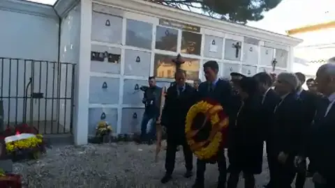 VÍDEO | Pedro Sánchez hace una ofrenda floral en la tumba de Antonio Machado VÍDEO | Pedro Sánchez hace una ofrenda floral en la tumba de Antonio Machado