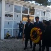 VÍDEO | Pedro Sánchez hace una ofrenda floral en la tumba de Antonio Machado