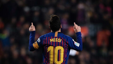 Messi se&ntilde;ala al cielo