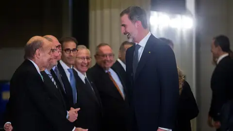 El rey Felipe VI saluda a Miquel Roca (i), uno de los padres de la Constitución El rey Felipe VI saluda a Miquel Roca (i), uno de los padres de la Constitución