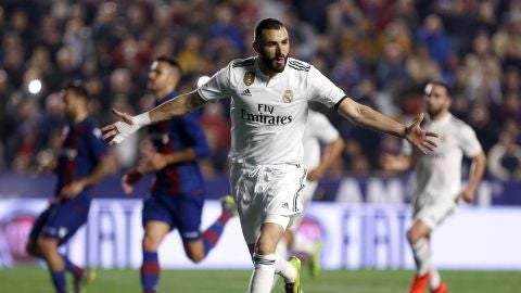 Benzema celebra el 0-1 en el Ciutat de Valencia