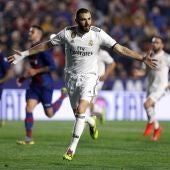Benzema celebra el 0-1 en el Ciutat de Valencia