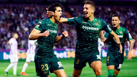Los jugadores del Betis, Aissa Mandi y Zouhair Feddal, celebran un gol ante el Valladolid Los jugadores del Betis, Aissa Mandi y Zouhair Feddal, celebran un gol ante el Valladolid