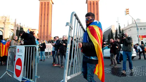Los CDR cortan el tráfico en protesta por la presencia del rey en Barcelona Los CDR cortan el tráfico en protesta por la presencia del rey en Barcelona