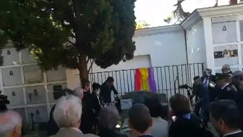 VÍDEO | Pedro Sánchez hace una ofrenda floral en la tumba de Antonio Machado VÍDEO | Pedro Sánchez hace una ofrenda floral en la tumba de Antonio Machado