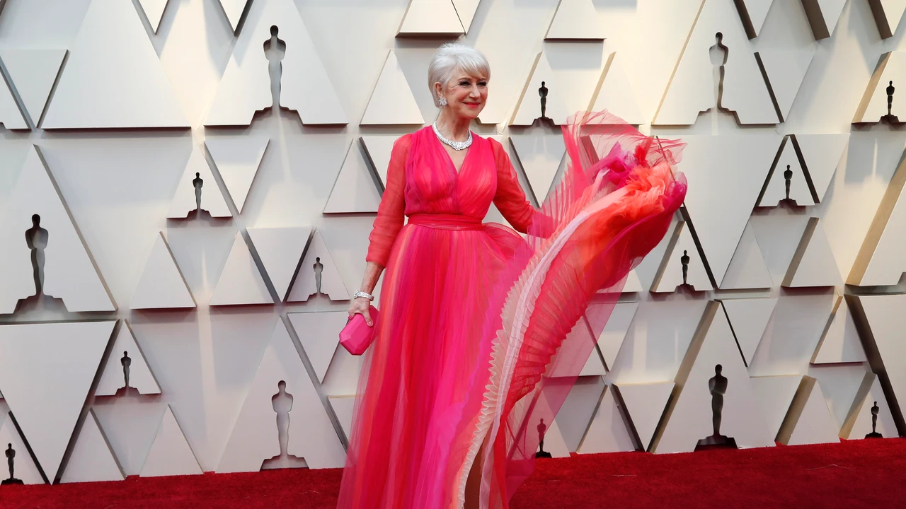 La actriz Helen Mirren con un espectacular vestido rosa
