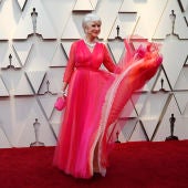 La actriz Helen Mirren con un espectacular vestido rosa