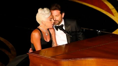 Lady Gaga y Bradley Cooper actuando en los Oscar 2019