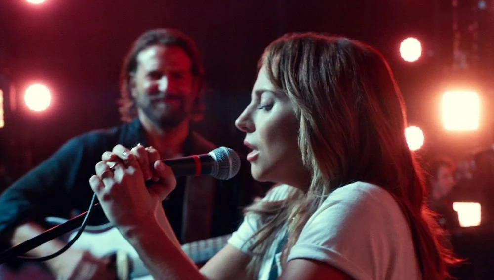 Lady Gaga y Bradley Cooper cantan 'Shallow' en 'Ha nacido una estrella'