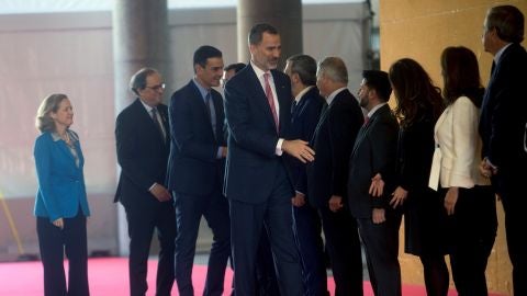 El rey Felipe VI, el presidente del Gobierno, Pedro S&aacute;nchez (3i), y el de la Generalitat, Quim Torra