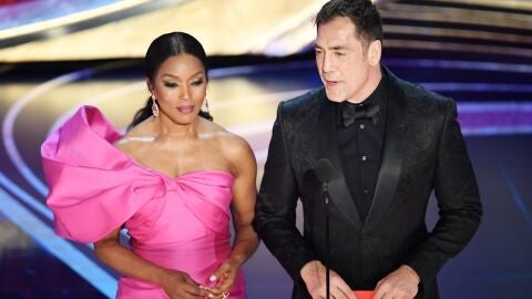 Angela Bassett y Javier Bardem en los Oscar 2019