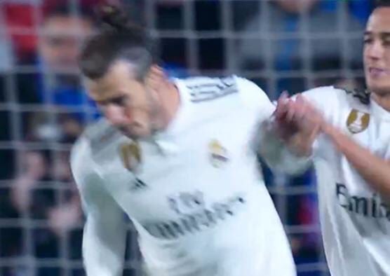 Gareth Bale aparta a Lucas Vázquez tras marcar de penalti contra el Levante Gareth Bale aparta a Lucas Vázquez tras marcar de penalti contra el Levante