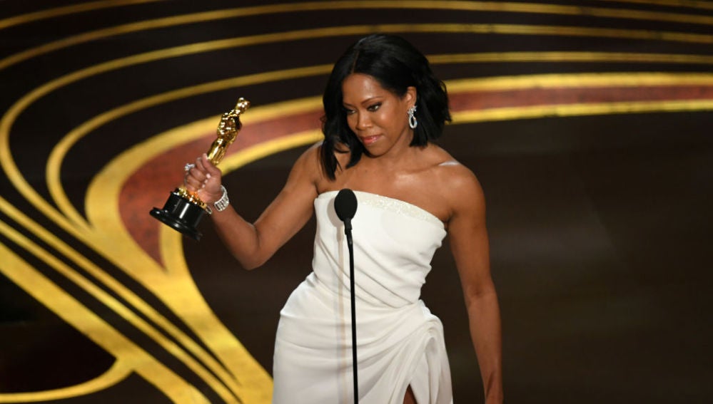 Regina King con su Oscar a Mejor Actriz Secundaria