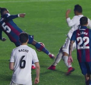 La polémica jugada del penalti pitado sobre Casemiro La polémica jugada del penalti pitado sobre Casemiro