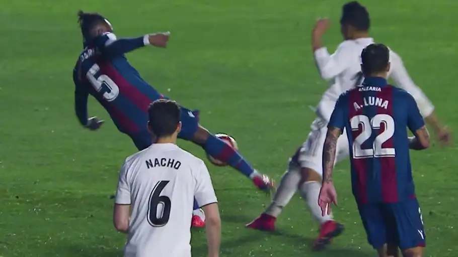 La polémica jugada del penalti pitado sobre Casemiro La polémica jugada del penalti pitado sobre Casemiro