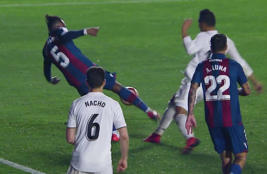 Iglesias Villanueva, sobre el penalti a Casemiro: "Es una jugada complicada; es mi decisión absolutamente" Iglesias Villanueva, sobre el penalti a Casemiro: "Es una jugada complicada; es mi decisión absolutamente"