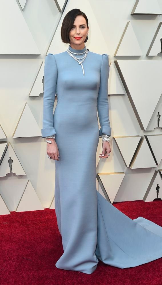 Charlize Theron, con un sorprendente look y vestido azul pastel de Dior