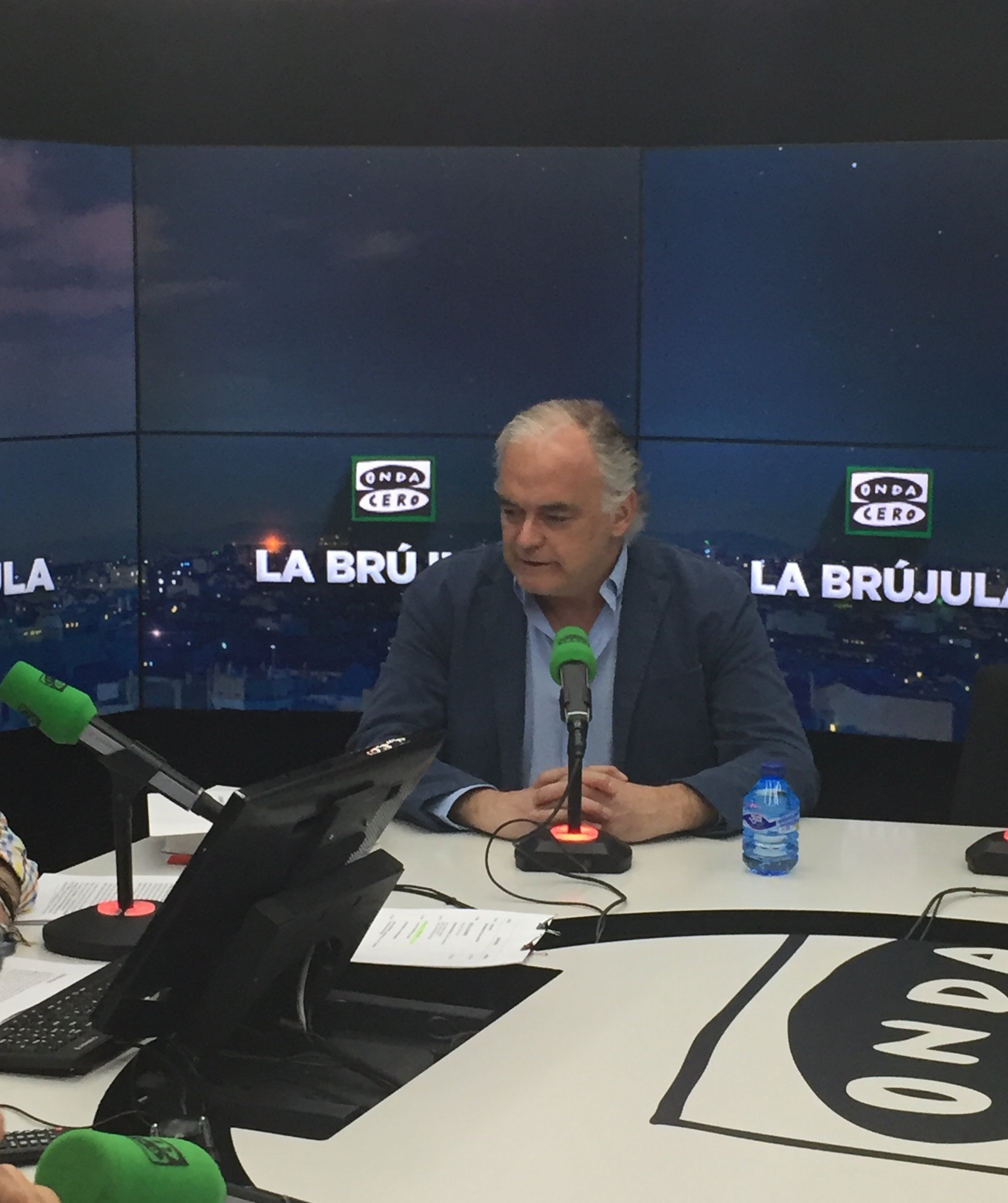 González Pons: "Sánchez se ha hecho fotos en el Eurodisney de los adultos sin invitar a oposición" González Pons: "Sánchez se ha hecho fotos en el Eurodisney de los adultos sin invitar a oposición"