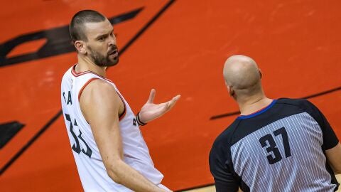 Marc Gasol dialoga con un &aacute;rbitro