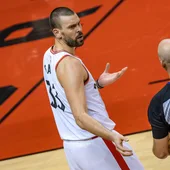 Marc Gasol dialoga con un árbitro Marc Gasol dialoga con un árbitro