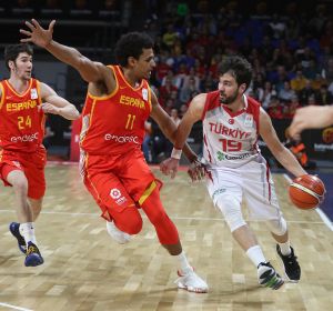 Sebas Saiz presiona al rival en el España vs Turquía Sebas Saiz presiona al rival en el España vs Turquía