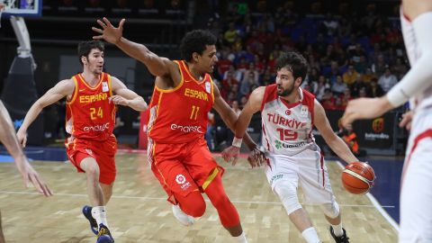 Sebas Saiz presiona al rival en el Espa&ntilde;a vs Turqu&iacute;a