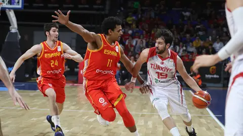 Sebas Saiz presiona al rival en el España vs Turquía Sebas Saiz presiona al rival en el España vs Turquía