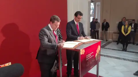 Firma del protocolo de Fenavin entre García-Page y Caballero Firma del protocolo de Fenavin entre García-Page y Caballero