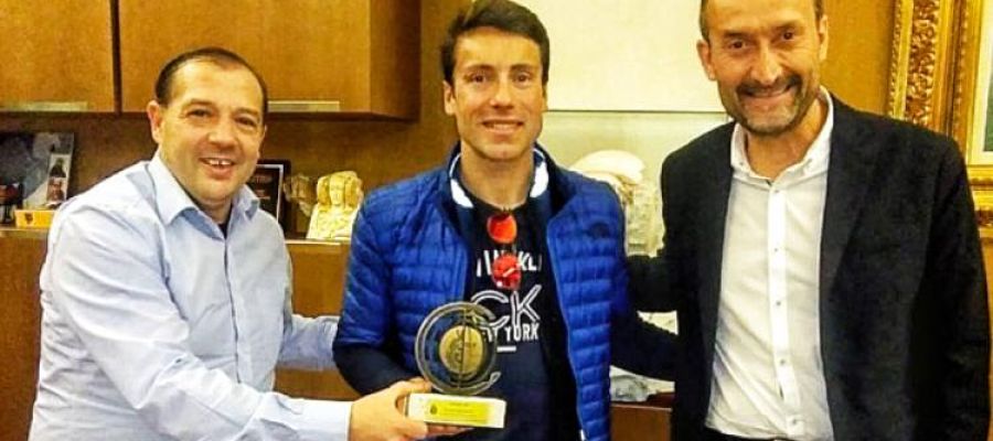 José Carlos Núñez, en la recepción que le brindaron en el Ayunamiento de Elche el concejal de Deportes, Jesús Pareja, y el alcalde de la ciudad, Carlos González. José Carlos Núñez, en la recepción que le brindaron en el Ayunamiento de Elche el concejal de Deportes, Jesús Pareja, y el alcalde de la ciudad, Carlos González.