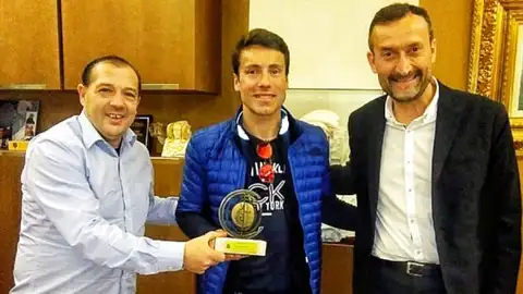 José Carlos Núñez, en la recepción que le brindaron en el Ayunamiento de Elche el concejal de Deportes, Jesús Pareja, y el alcalde de la ciudad, Carlos González. CICLISMO