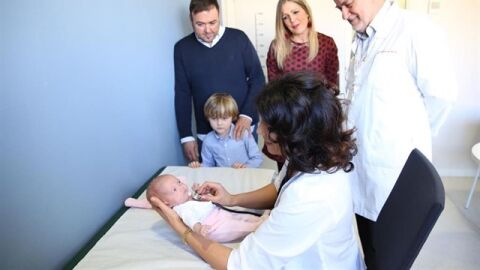Cardi&oacute;logos del Sant Joan de D&eacute;u operan al "beb&eacute; m&aacute;s peque&ntilde;o del mundo"