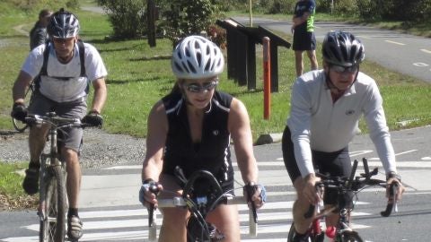 Ciclistas pasando por un paso de peatones
