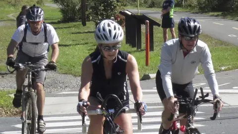 Ciclistas pasando por un paso de peatones Ciclistas pasando por un paso de peatones