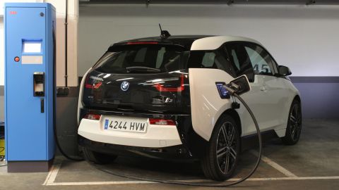 Coche el&eacute;ctrico carg&aacute;ndose