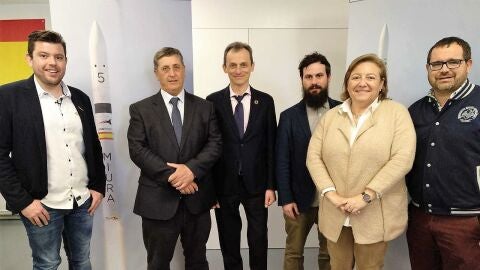 Pedro Duque en las instalaciones de PLD Space en el aeropuerto de Teruel