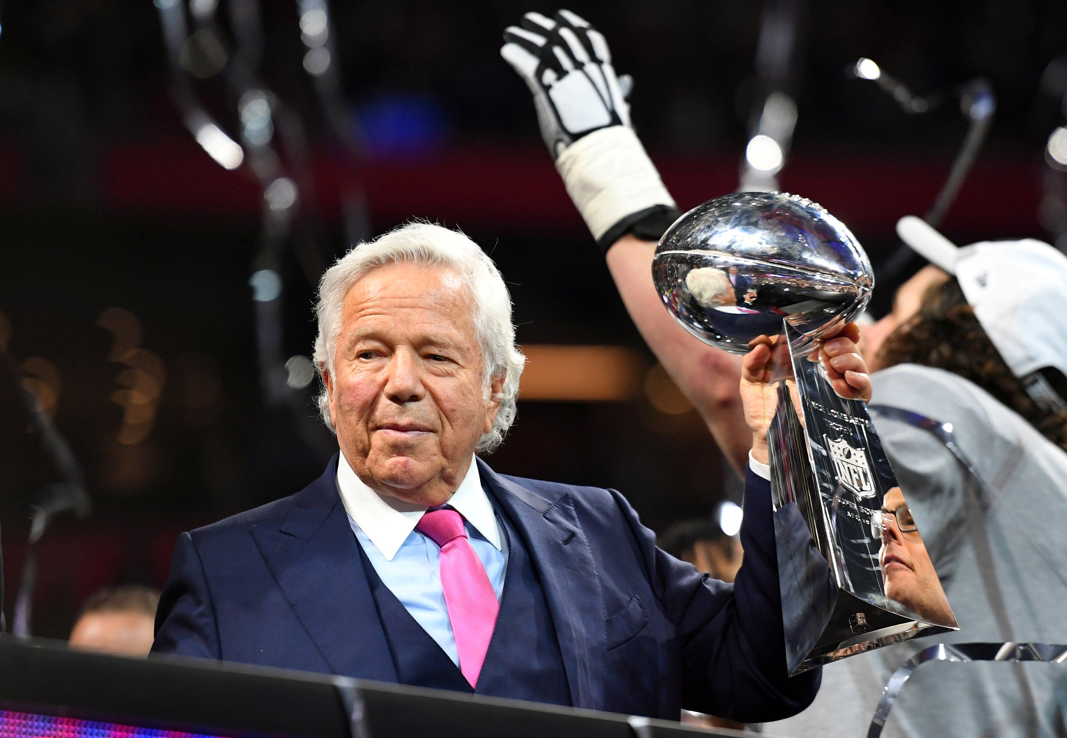 Robert Kraft, dueño de los Patriots, acusado de solicitar prostitución Robert Kraft, dueño de los Patriots, acusado de solicitar prostitución