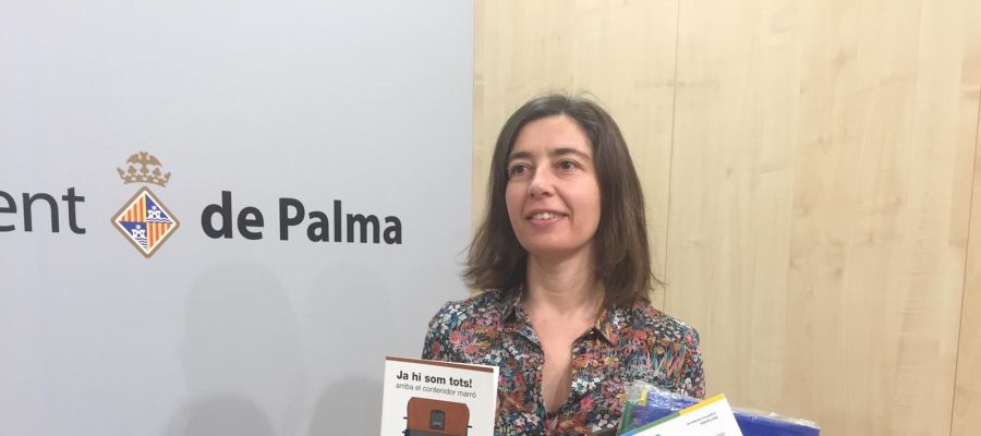 Neus Truyol, Presidenta de EMAYA, con los nuevos contenedores de residuos orgánicos Neus Truyol, Presidenta de EMAYA, con los nuevos contenedores de residuos orgánicos