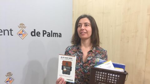 Neus Truyol, Presidenta de EMAYA, con los nuevos cubos org&aacute;nicos