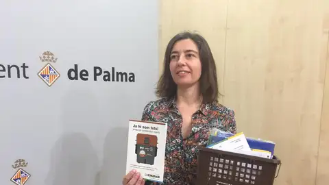 Neus Truyol, Presidenta de EMAYA, con los nuevos contenedores de residuos orgánicos Neus Truyol, Presidenta de EMAYA, con los nuevos cubos orgánicos