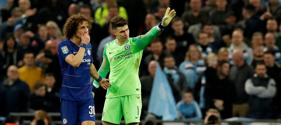 Kepa, junto a David Luiz en la final de la Carabao Cup Kepa, junto a David Luiz en la final de la Carabao Cup