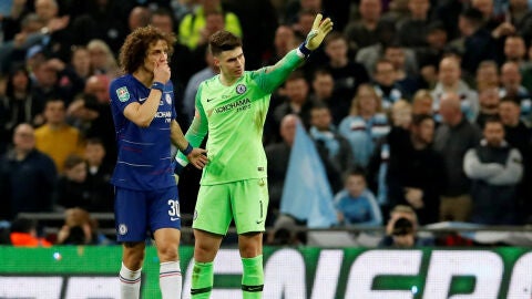 Kepa, junto a David Luiz en la final de la Carabao Cup